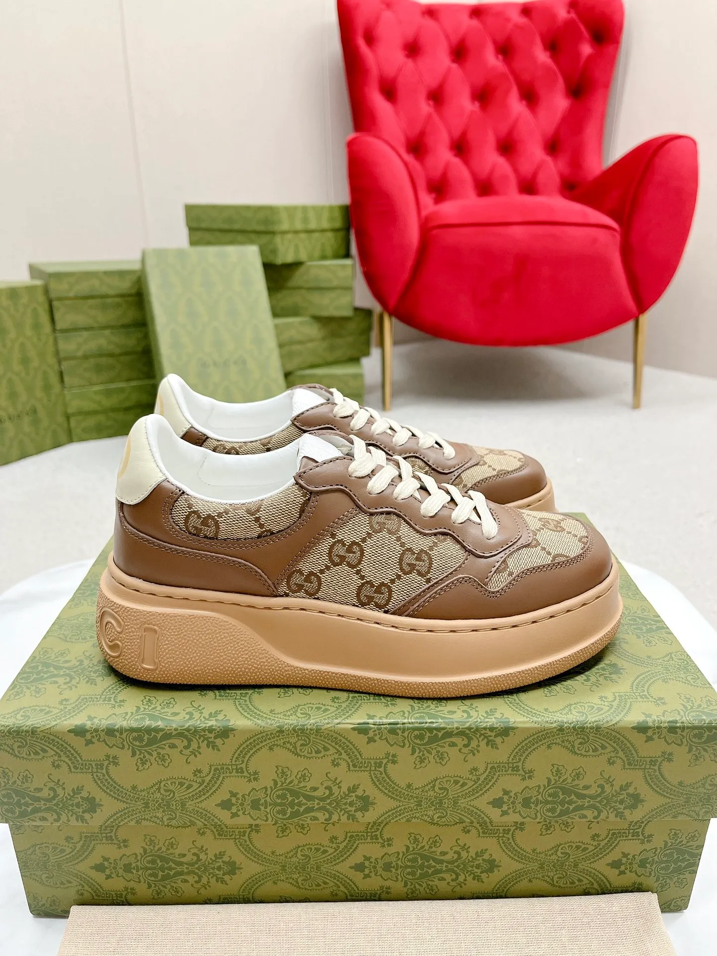 👟👟Ex-factory price 480👟👟 Gucci - the new Chunky B series lightweight soft thick sole sports series! G's couple's white shoes, Gucci counter style, Gucci catwalk style! The style design is light, luxurious and retro...thick sole increases height...similar to an upgraded version of classic white shoes! Original customized cowhide fabric (classic old floral fabric, perforation, embossing process), cowhide lining, original foam lightweight outsole, GG Logo on the heel, 4cm thick sole, classic Gucci webbing... Women's 35-40/Men's 39-44 (full size) Women's 41, Men's 45 are custom-made and non-returnable